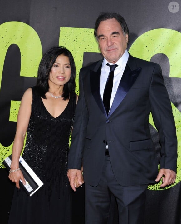Oliver Stone et son épouse lors de la première de Savages à Los Angeles le 25 juin 2012