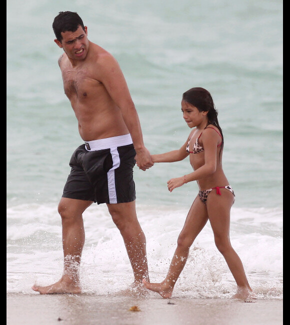 Carlos Tévez et sa fille Florencia le 25 juin 2012 à Miami