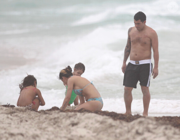 Carlos Tévez en compagnie de sa femme Vanessa Mansilla et de leurs deux fillettes Florencia et Katia le 25 juin 2012 à Miami