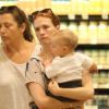 January Jones avec son fils Xander en pleine séance shopping le 25 juin 2012 à Los Angeles