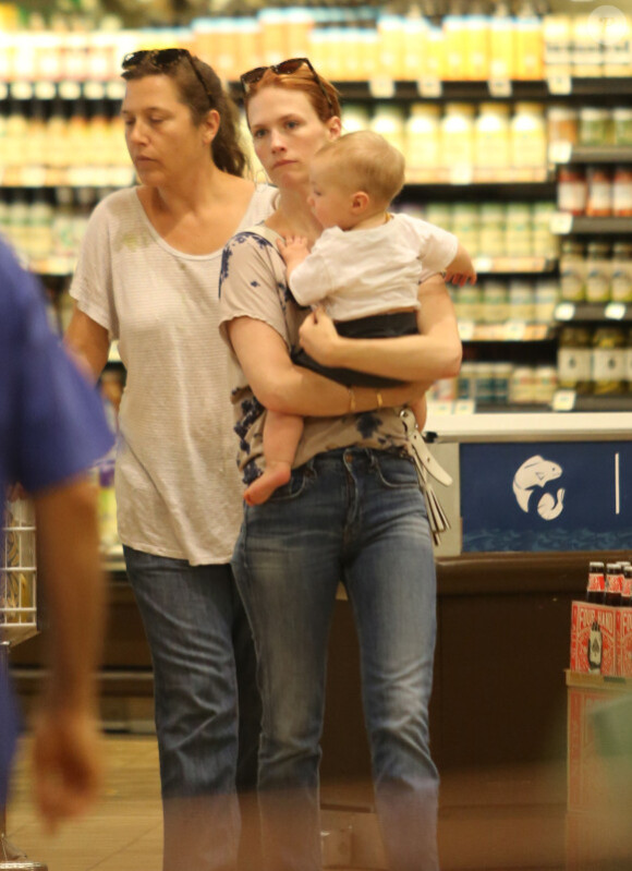 January Jones avec son fils Xander en pleine séance shopping le 25 juin 2012 à Los Angeles