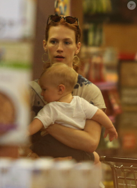 January Jones avec son fils Xander qui a décidé d'aider sa maman à faire les courses le 25 juin 2012 à Los Angeles