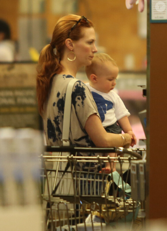 January Jones avec son fils Xander en pleine séance shopping le 25 juin 2012 à Los Angeles