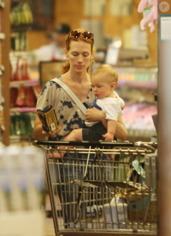 January Jones avec son fils Xander le 25 juin 2012 à Los Angeles dans un supermarché