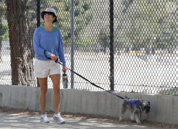 Kate Walsh promène son chien à Los Feliz dans un style décontracté, le mardi 26 juin 2012.