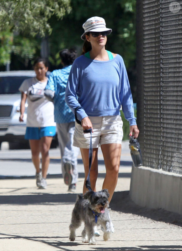 Kate Walsh promène son chien à Los Feliz, bob sur la tête et lunettes de soleil sur le nez, le mardi 26 juin 2012.