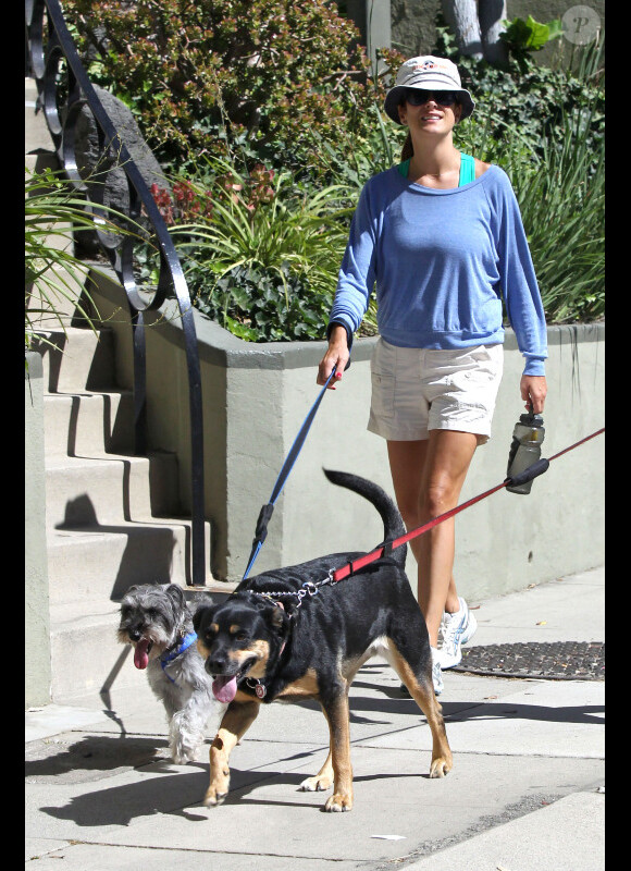 Kate Walsh promène son chien à Los Feliz en compagnie d'une amie, le mardi 26 juin 2012.
