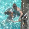 Wayne Rooney et sa femme Coleen complices dans la piscine de leur hôtel à Los Angeles le 27 juin 2012