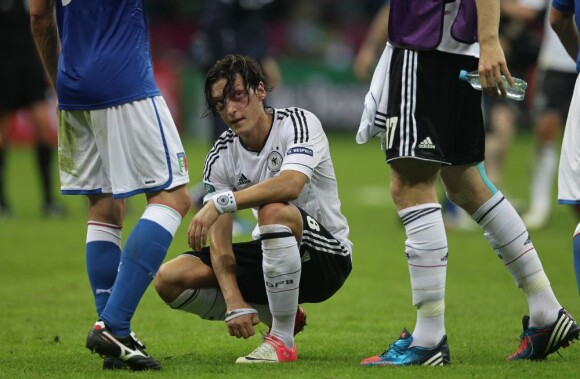 Mesut Özil durant la demi-finale de l'Euro 2012 perdue par l'Allemagne face à l'Italie, le 28 juin 2012 à Varsovie, en Pologne