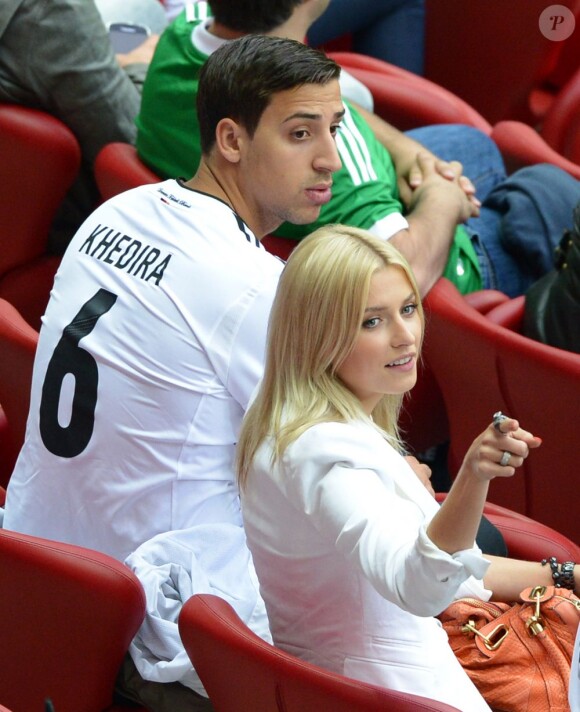 Le frère de Sami Khedira et Lena Gercke durant la demi-finale de l'Euro 2012 perdue par l'Allemagne face à l'Italie, le 28 juin 2012 à Varsovie, en Pologne