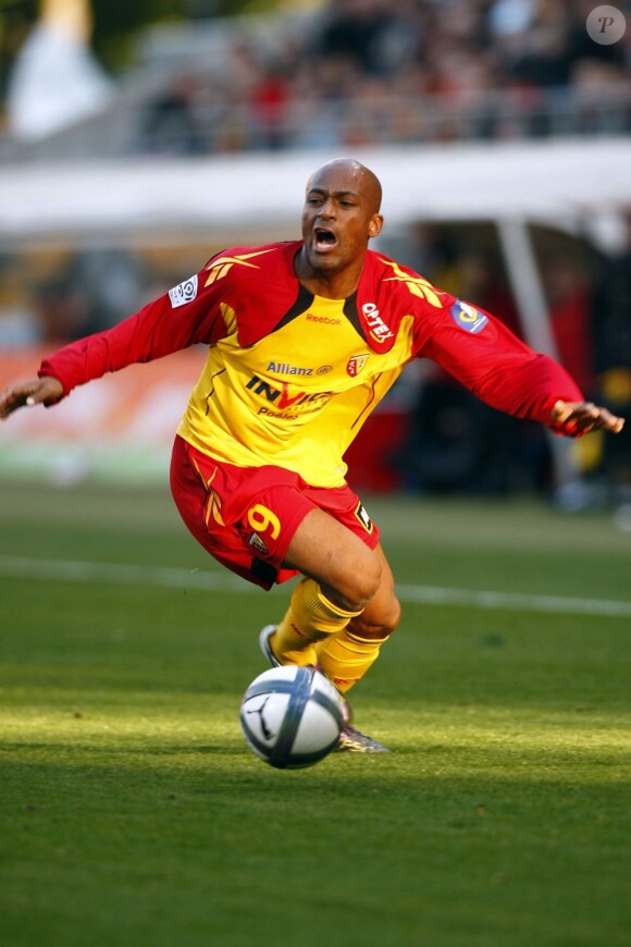 Le footballeur Toifilou Maoulida lors d'un match sous les couleurs du RC Lens.