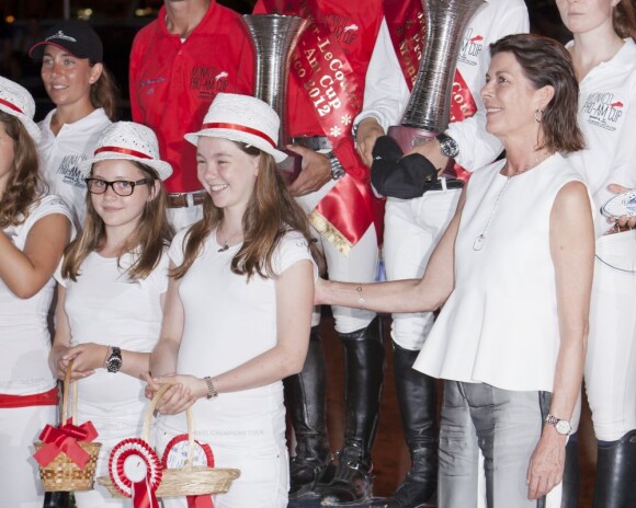 La princesse Alexandra de Hanovre et sa maman la princesse Caroline de Monaco avec les vainqueurs du Pro-Am Cup de Monaco, prestigieuse épreuve du Jumping de Monaco sponsorisée par Jaeger LeCoultre, le 29 juin 2012.
