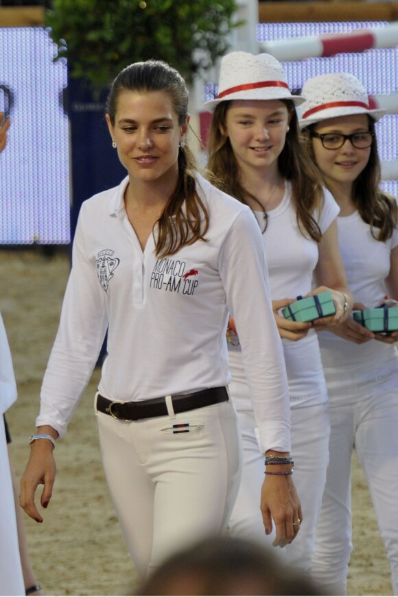 Charlotte Casiraghi sous le regard de sa soeur, la princesse Alexandra de Hanovre, au Pro-Am Cup de Monaco, prestigieuse épreuve du Jumping de Monaco sponsorisée par Jaeger LeCoultre, le 29 juin 2012.
