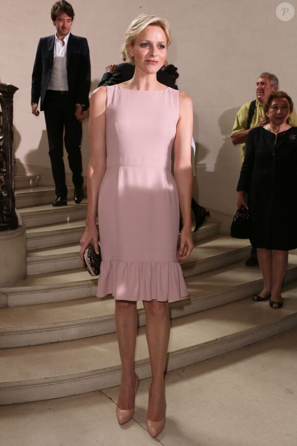 La princesse Charlene de Monaco était au premier rang du défilé Dior présentant la collection haute couture automne-hiver 2012-2013 signée Raf Simons, le 2 juillet 2012 à Paris, assise entre Bernard Arnault et son fils Antoine.