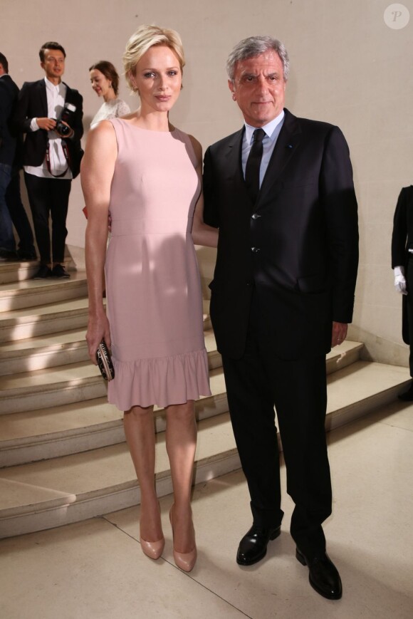 La princesse Charlene de Monaco au côté de Sidney Toledano, PDG de Dior Couture, avant le défilé Dior présentant la collection haute couture automne-hiver 2012-2013 signée Raf Simons, le 2 juillet 2012 à Paris.