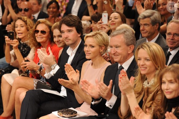 La princesse Charlene de Monaco était au premier rang du défilé Dior présentant la collection haute couture automne-hiver 2012-2013 signée Raf Simons, le 2 juillet 2012 à Paris, assise entre Bernard Arnault et son fils Antoine.