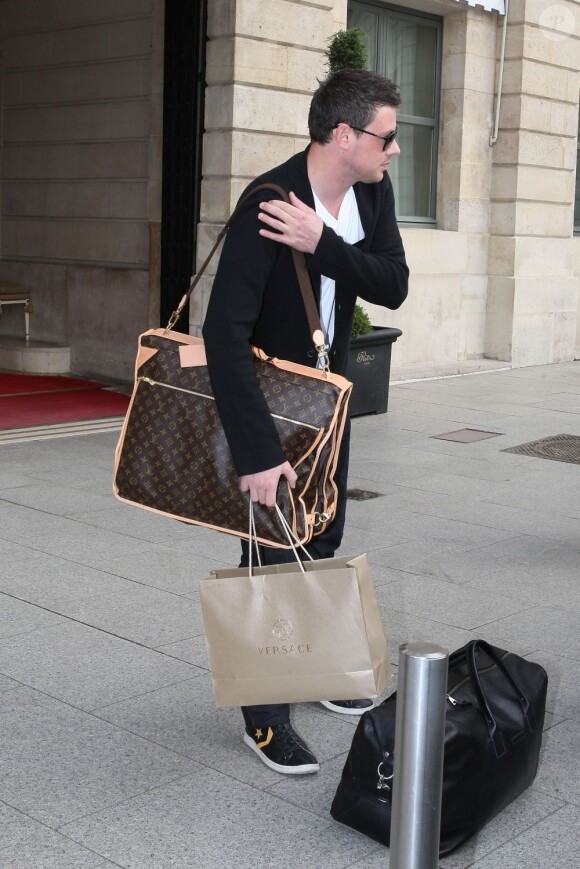 Cory Monteith quitte le Ritz, les bras chargés. Le 3 juillet 2012