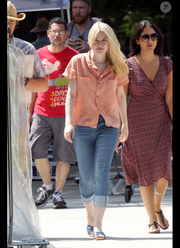Dakota Fanning sur le tournage de Very Good Girls à New York, le 2 juillet 2012.