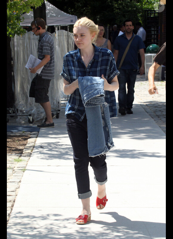 Dakota Fanning sur le tournage de Very Good Girls à New York, le 2 juillet 2012.