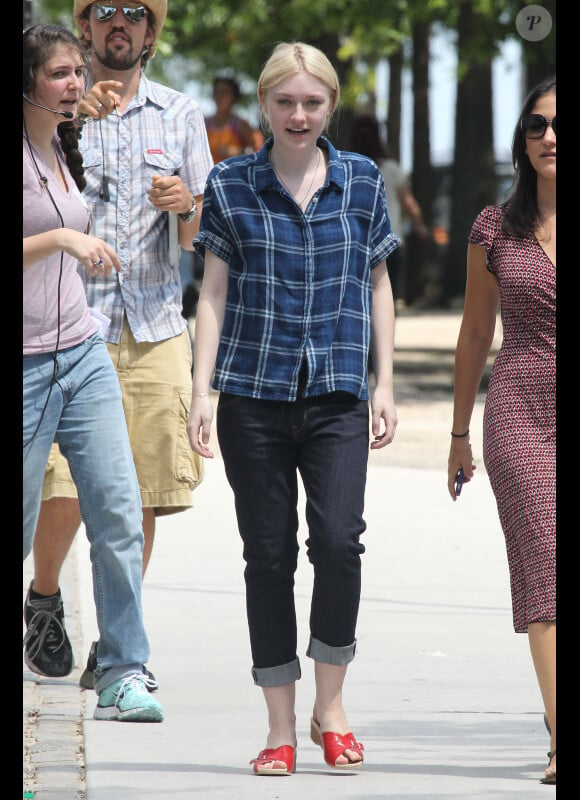Dakota Fanning pas très glamour sur le tournage de Very Good Girls à New York, le 2 juillet 2012.