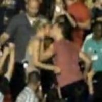 En plein concert, Chris Martin traverse la foule pour embrasser Gwyneth Paltrow