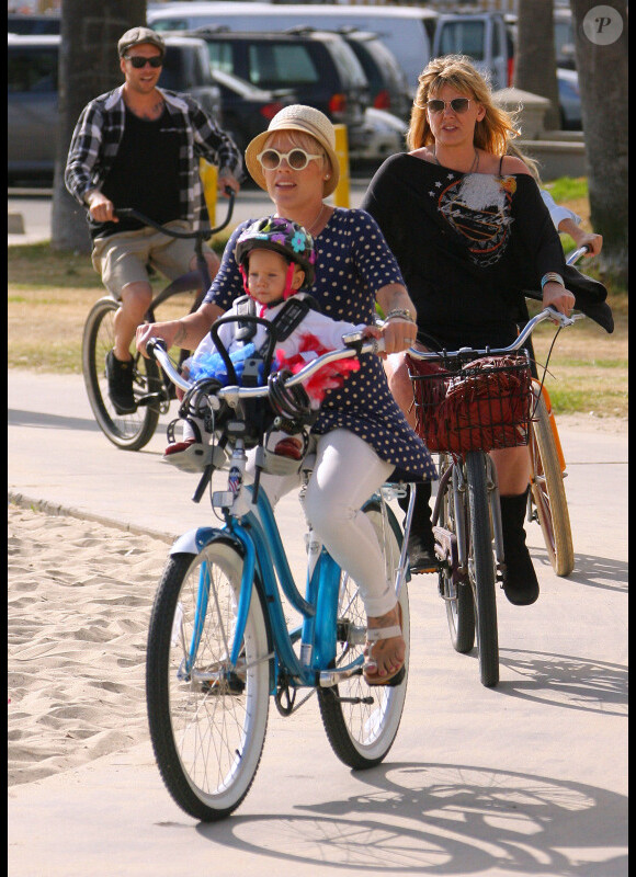 Pink et sa fille Willow à vélo, le mercredi 4 juillet 2012 à Santa Monica.
