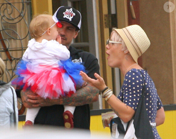 La chanteuse Pink et son époux Carey Hart célèbrent le 4 juillet, fête nationale américaine, à Santa Monica avec leur fille Willow.