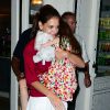 Katie Holmes prend soin de sa fille dans les rues de New York le 3 juillet 2012