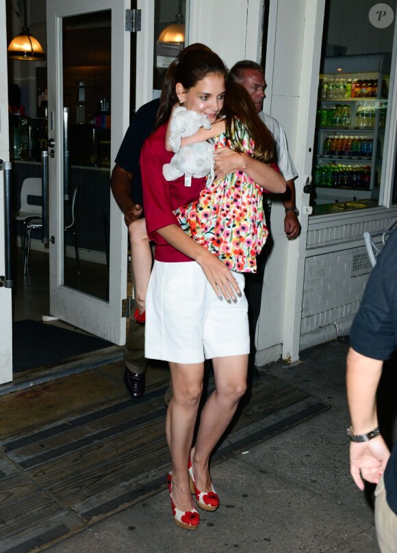 Katie Holmes prend soin de sa fille dans les rues de New York le 3 juillet 2012