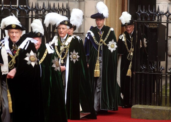 La reine Elizabeth II, commanditaire de l'intronisation, le prince Philip et la princesse Anne, qui appartiennent à l'ordre du Chardon, étaient présents pour la cérémonie faisant du prince William, à son tour, chevalier.
En présence de Kate Middleton, le prince William (tous deux connus sous le titre de comte et comtesse de Strathearn en Ecosse) a été fait le 5 juillet 2012 chevalier de l'ordre du Chardon en la cathédrale Saint Gilles d'Edimbourg, comme décidé par Elizabeth II au mois de mai en cadeau pour les 30 ans de son petit-fils.