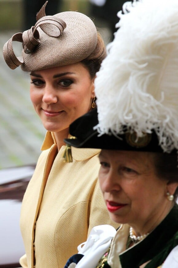 Kate Middleton observe le costume de la princesse Anne, chevalier de l'ordre du Chardon. En présence de Kate Middleton, le prince William (tous deux connus sous le titre de comte et comtesse de Strathearn en Ecosse) a été fait le 5 juillet 2012 chevalier de l'ordre du Chardon en la cathédrale Saint Gilles d'Edimbourg, comme décidé par Elizabeth II au mois de mai en cadeau pour les 30 ans de son petit-fils.