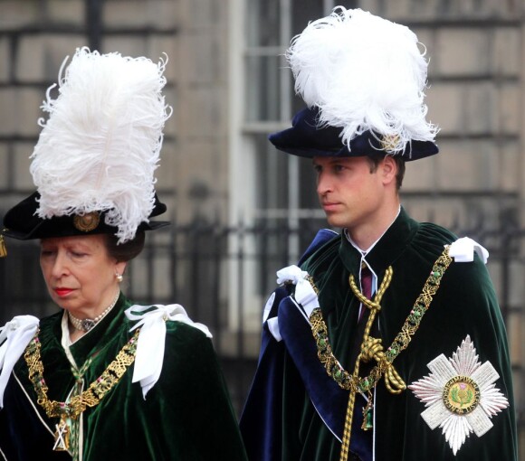 Le prince William auprès de sa tante la princesse Anne. En présence de Kate Middleton, le prince William (tous deux connus sous le titre de comte et comtesse de Strathearn en Ecosse) a été fait le 5 juillet 2012 chevalier de l'ordre du Chardon en la cathédrale Saint Gilles d'Edimbourg, comme décidé par Elizabeth II au mois de mai en cadeau pour les 30 ans de son petit-fils.