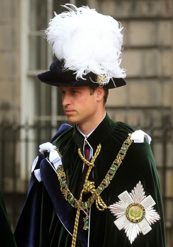 Le prince William dans son habit de chevalier de l'ordre du Chardon. En présence de Kate Middleton, le prince William (tous deux connus sous le titre de comte et comtesse de Strathearn en Ecosse) a été fait le 5 juillet 2012 chevalier de l'ordre du Chardon en la cathédrale Saint Gilles d'Edimbourg, comme décidé par Elizabeth II au mois de mai en cadeau pour les 30 ans de son petit-fils.