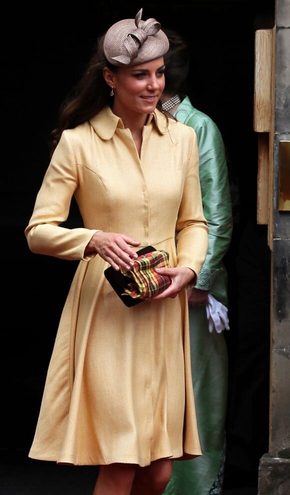 Kate Middleton, comtesse de Strathearn, portait un manteau Emilia Wickstead et tenait à la main une écharpe de tartan Strathearn. En présence de Kate Middleton, le prince William (tous deux connus sous le titre de comte et comtesse de Strathearn en Ecosse) a été fait le 5 juillet 2012 chevalier de l'ordre du Chardon en la cathédrale Saint Gilles d'Edimbourg, comme décidé par Elizabeth II au mois de mai en cadeau pour les 30 ans de son petit-fils.