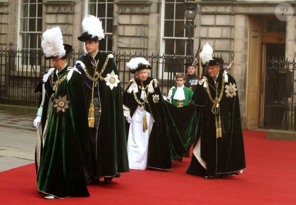 La reine Elizabeth II, commanditaire de l'intronisation, le prince Philip et la princesse Anne, qui appartiennent à l'ordre du Chardon, étaient présents pour la cérémonie faisant du prince William, à son tour, chevalier.
En présence de Kate Middleton, le prince William (tous deux connus sous le titre de comte et comtesse de Strathearn en Ecosse) a été fait le 5 juillet 2012 chevalier de l'ordre du Chardon en la cathédrale Saint Gilles d'Edimbourg, comme décidé par Elizabeth II au mois de mai en cadeau pour les 30 ans de son petit-fils.