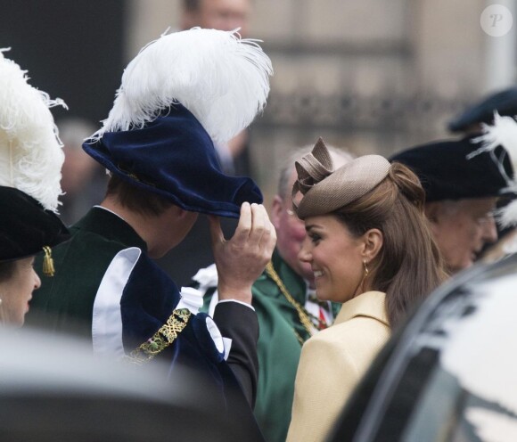 En présence de Kate Middleton, le prince William (tous deux connus sous le titre de comte et comtesse de Strathearn en Ecosse) a été fait le 5 juillet 2012 chevalier de l'ordre du Chardon en la cathédrale Saint Gilles d'Edimbourg, comme décidé par Elizabeth II au mois de mai en cadeau pour les 30 ans de son petit-fils.