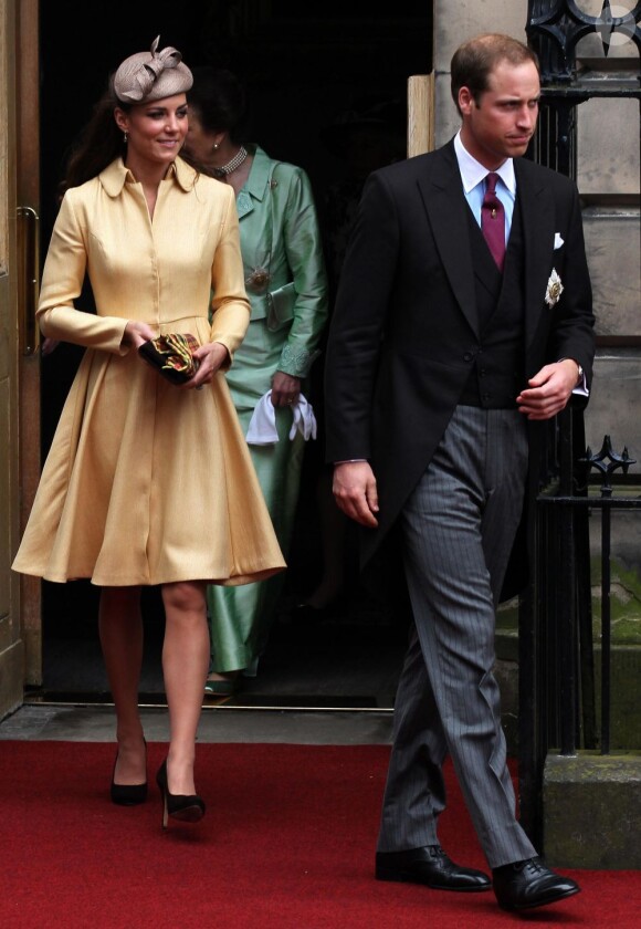 Kate Middleton et le prince William à la sortie de la Signet Library pour rejoindre la cathédrale Saint-Gilles. En présence de Kate Middleton, le prince William (tous deux connus sous le titre de comte et comtesse de Strathearn en Ecosse) a été fait le 5 juillet 2012 chevalier de l'ordre du Chardon en la cathédrale Saint Gilles d'Edimbourg, comme décidé par Elizabeth II au mois de mai en cadeau pour les 30 ans de son petit-fils.