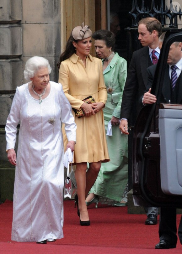 Elizabeth II, Kate Middleton, la princesse Anne, le prince Philp et le prince William après l'office. Cérémonie d'intronisation du prince William comme chevalier de l'ordre du Chardon en la cathédrale Saint Gilles d'Edimbourg, le 5 juin 2012.