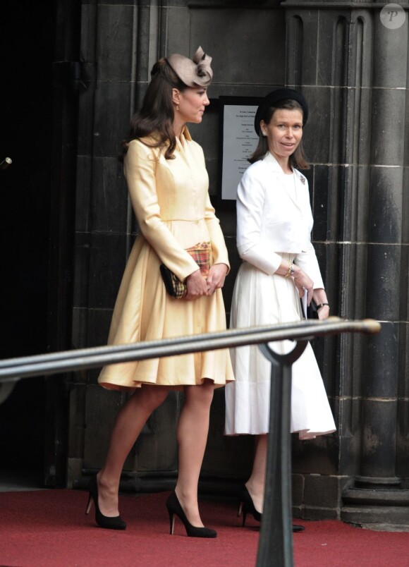 Kate Middleton à la sortie de l'office avec Lady Sarah Chatto. Cérémonie d'intronisation du prince William comme chevalier de l'ordre du Chardon en la cathédrale Saint Gilles d'Edimbourg, le 5 juin 2012.