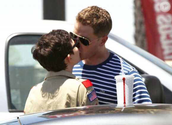 Ginnifer Goodwin embrasse son compagnon Josh Dallas à Los Angeles, le 5 juillet 2012.
