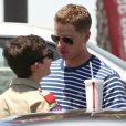 Ginnifer Goodwin et son compagnon Josh Dallas devant un fast-food à Los Angeles, le 5 juillet 2012.