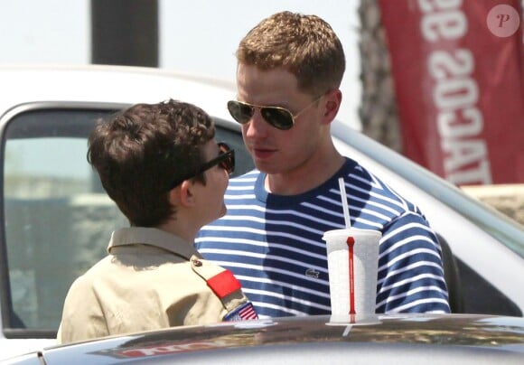 Ginnifer Goodwin et son compagnon Josh Dallas devant un fast-food à Los Angeles, le 5 juillet 2012.