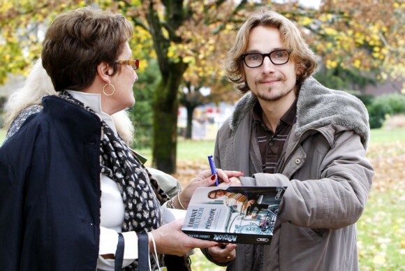 Lorànt Deutsch signe un autographe à la Foire du livre de Brive-la-Gaillarde, le 8 novembre 2009.