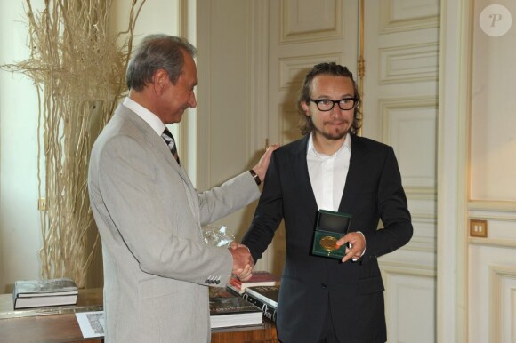 Lorànt Deutsch reçoit la grande médaille de Vermeil de la Ville de Paris le 4 juin 2010 en présence du maire Bertrand Delanoë.