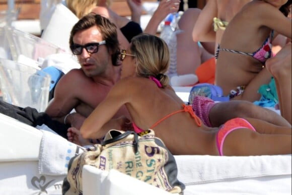 Andrea Pirlo se détend auprès de sa femme Deborah après l'Euro 2012 à Ibiza le 6 juillet 2012