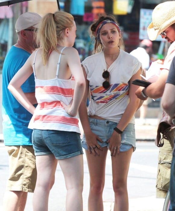 Dakota Fanning et Elizabeth Olsen en plein tournage de Very Good Girls, à New York le 5 juillet 2012