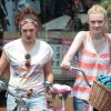Dakota Fanning et Elizabeth Olsen en plein tournage de Very Good Girls, à New York le 5 juillet 2012