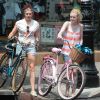 Sur leurs vélos, Dakota Fanning et Elizabeth Olsen en plein tournage de Very Good Girls, à New York le 5 juillet 2012