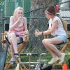 En plein repos, Dakota Fanning et Elizabeth Olsen en plein tournage de Very Good Girls, à New York le 5 juillet 2012