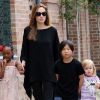 Angelina Jolie en compagnie de ses enfants Zahara, Pax et Vivienne en mars 2012 à la Nouvelle Orléans 